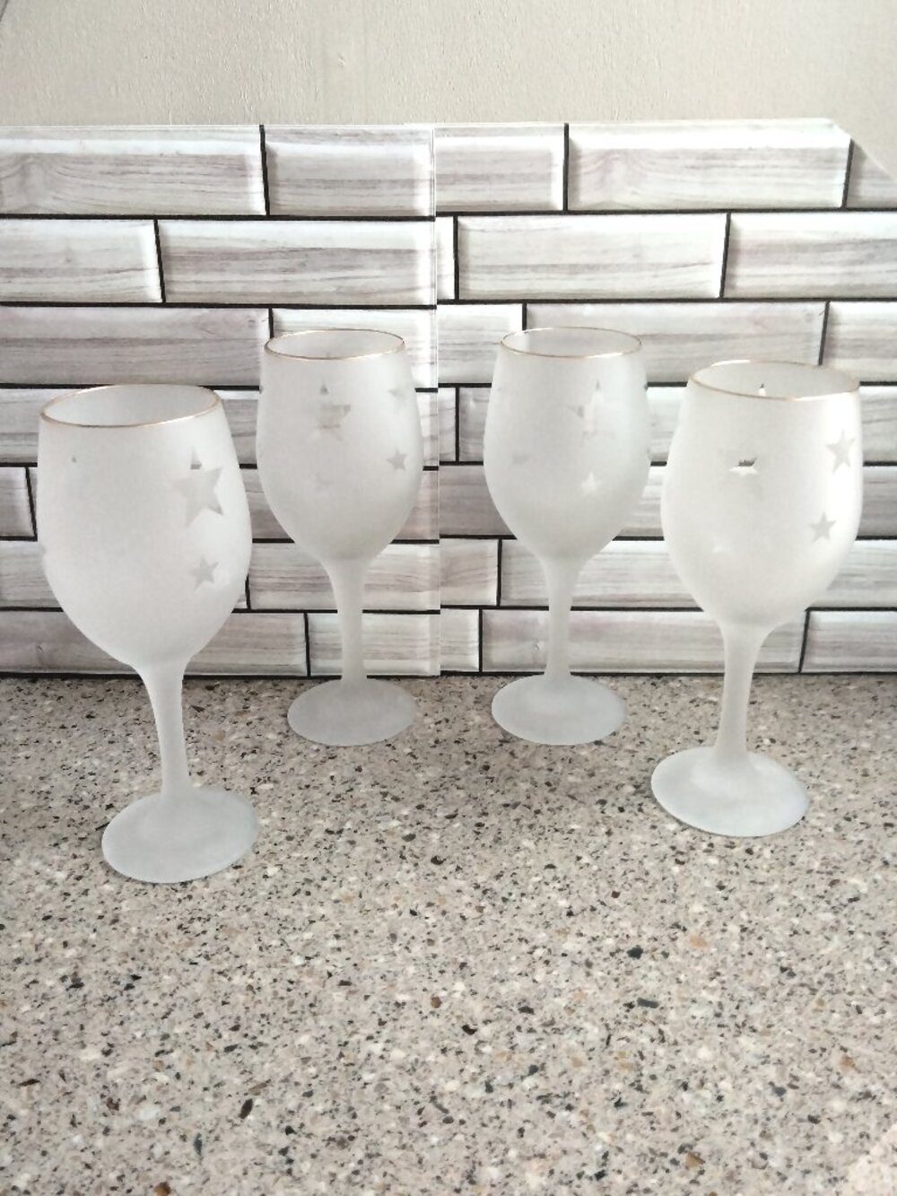 New Set of FOUR Stars Pattern Gold Rim Wine Glasses (A)